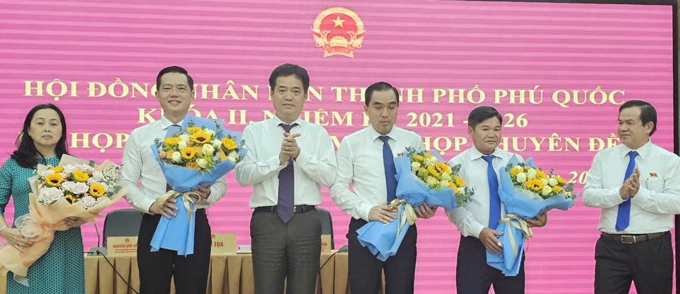 El secretario del Partido de la ciudad de Phu Quoc, Le Quoc Anh (de pie en el medio), presentó flores para felicitar al nuevo presidente de la ciudad de Phu Quoc y a los líderes de la ciudad. Fotografía de Hong Linh.