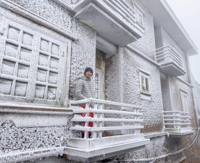 Les gens prennent des photos avec de la glace à Mau Son, le 25 janvier. Photo : Hoang Lang Huy