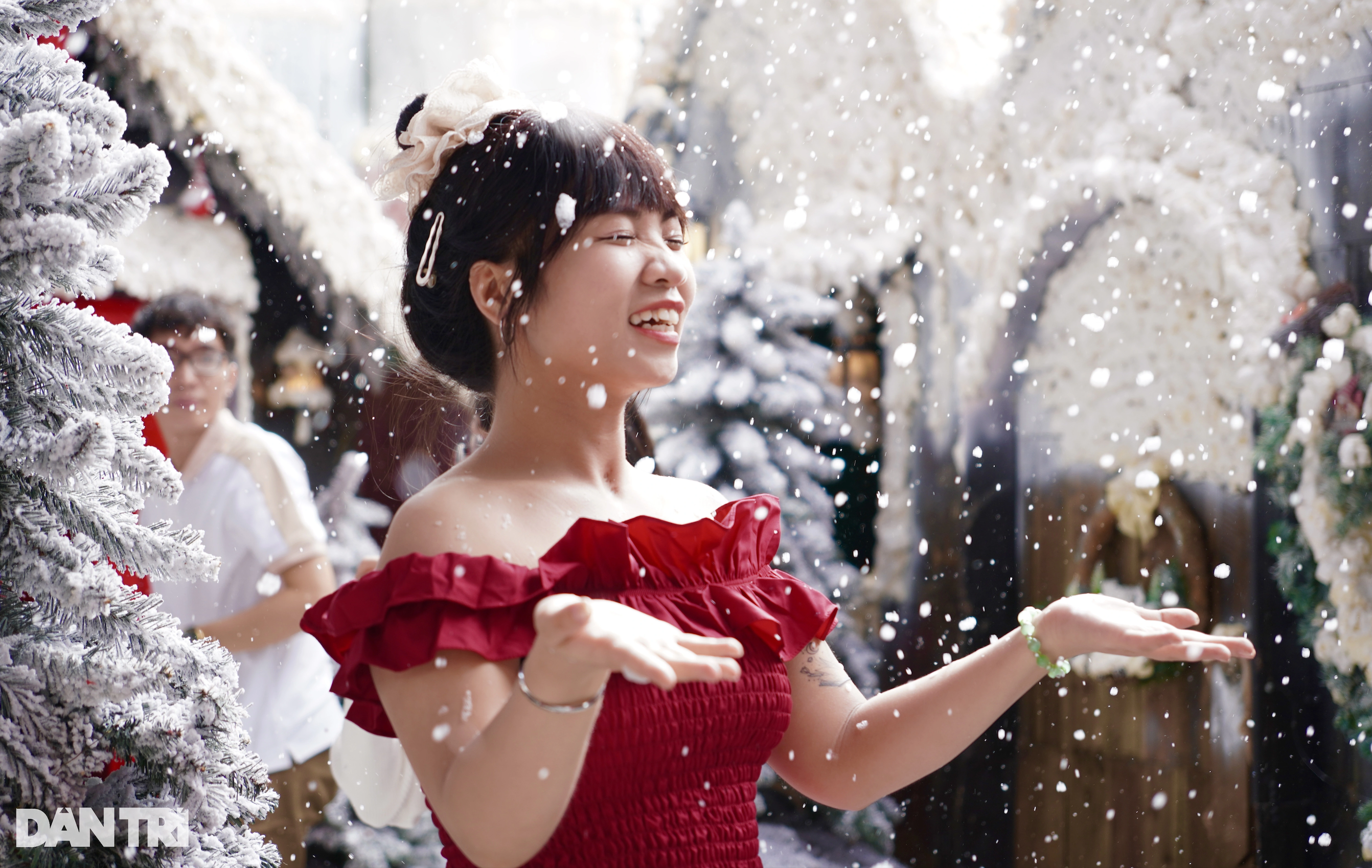 "Muse" wakes up early, spends 500,000 VND to rent equipment to take photos in the snow in Ho Chi Minh City