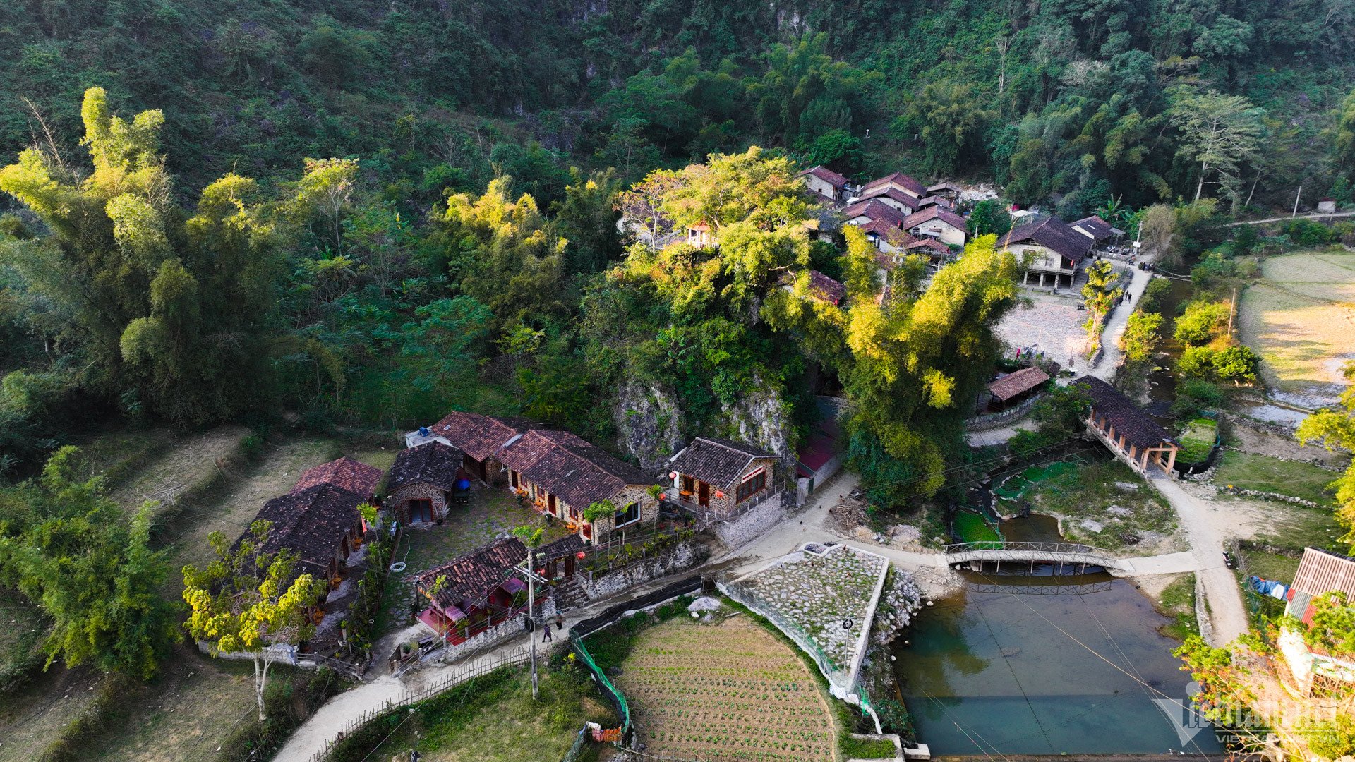 Dépenser des millions pour « dormir dans une grotte » dans un village de pierre centenaire à Cao Bang