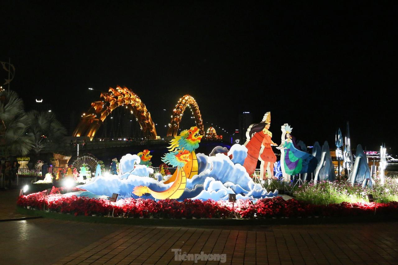 Multitudes de personas observan a la mascota del dragón de Da Nang 'rociar agua y escupir fuego' foto 12