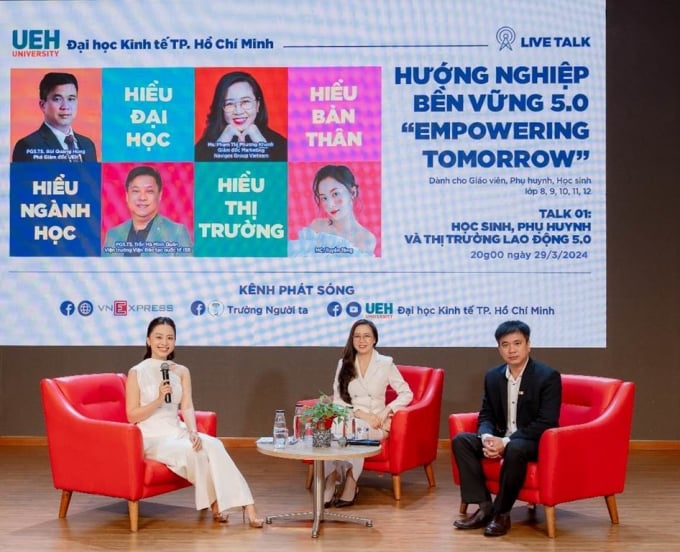 Le premier numéro d'Empowering Tomorrow présente le professeur associé, le Dr. Bui Quang Hung - Directeur adjoint de l'UEH, Mme Pham Thi Phuong Khanh - Directrice marketing de Navigos Group Vietnam et MC Tuyen Tang (de droite à gauche). Photo : UEH