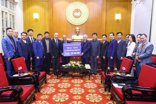 Chairman of the Central Committee of the Vietnam Fatherland Front Do Van Chien receives support for the Great Solidarity movement from Chairman of the Association of Overseas Vietnamese Entrepreneurs Peter Hong