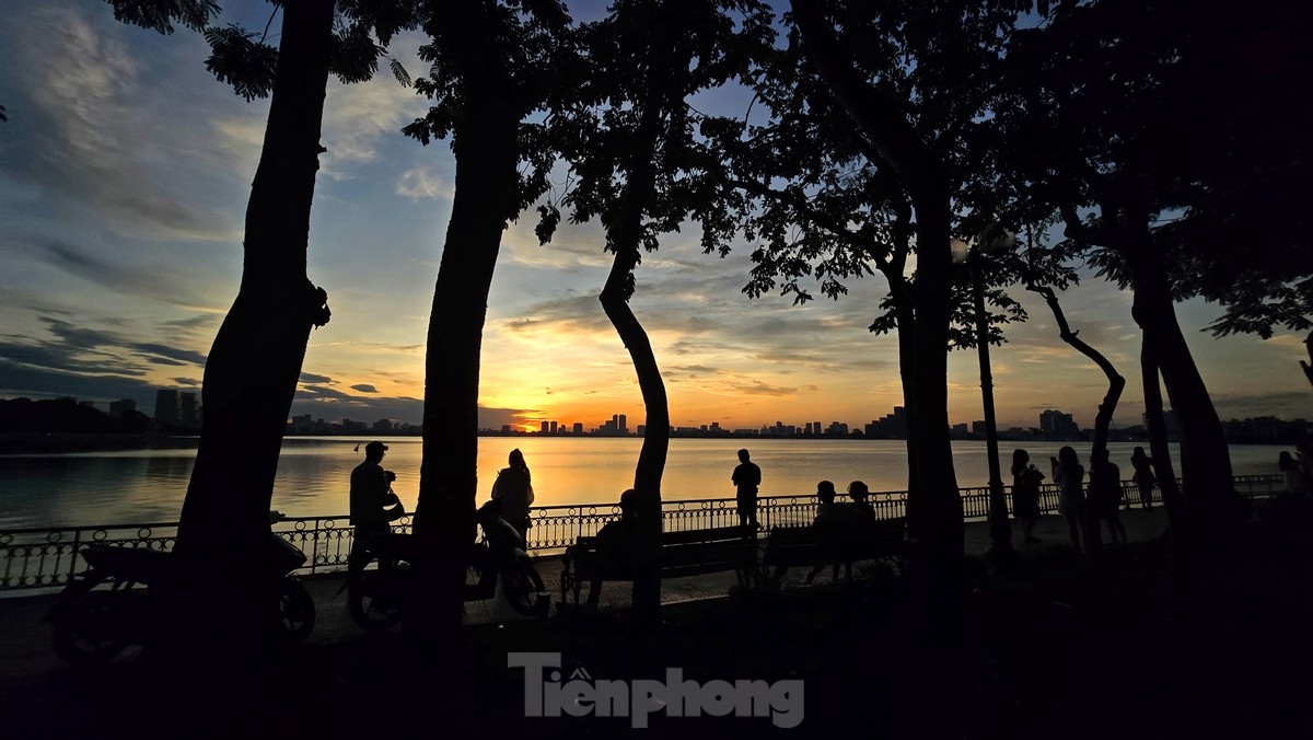Viele Menschen strömen zum Westsee, um im Frühherbst in Hanoi den wunderschönen Sonnenuntergang zu erleben. Foto 1