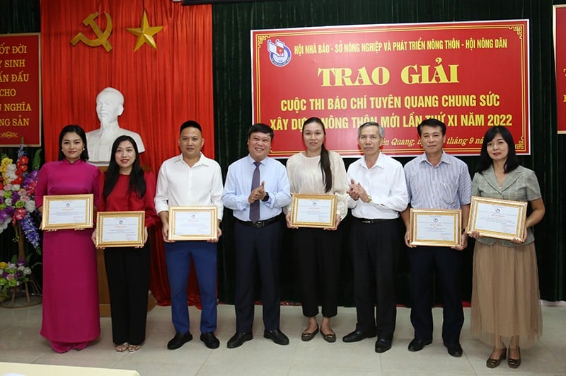 Awarding ceremony of Tuyen Quang Newspaper Contest for building new rural areas picture 1