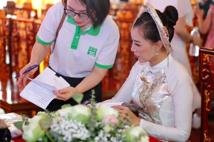 Admire the eye-catching traditional ao dai of journalist Duong Quynh Hoa - 3