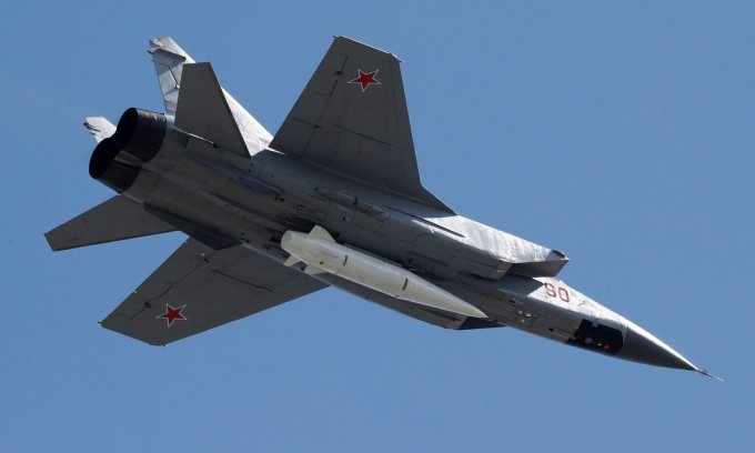 Ein mit einer Kinzhal-Rakete beladener MiG-31K-Kampfjet fliegt im Mai 2018 über den Roten Platz in Moskau. Foto: Kreml.