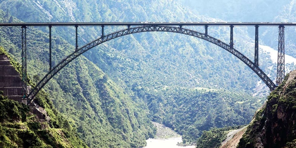 Eisenbahnbrücke in Indien ist höher als der Eiffelturm