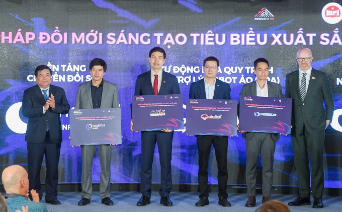 Les quatre meilleures solutions, sélectionnées parmi 12 projets, seront récompensées lors de la cérémonie d'inauguration de l'installation opérationnelle du Centre national d'innovation au parc de haute technologie de Hoa Lac et de l'Exposition internationale de l'innovation du Vietnam (VIIE 2023). Photo : Viet Hung