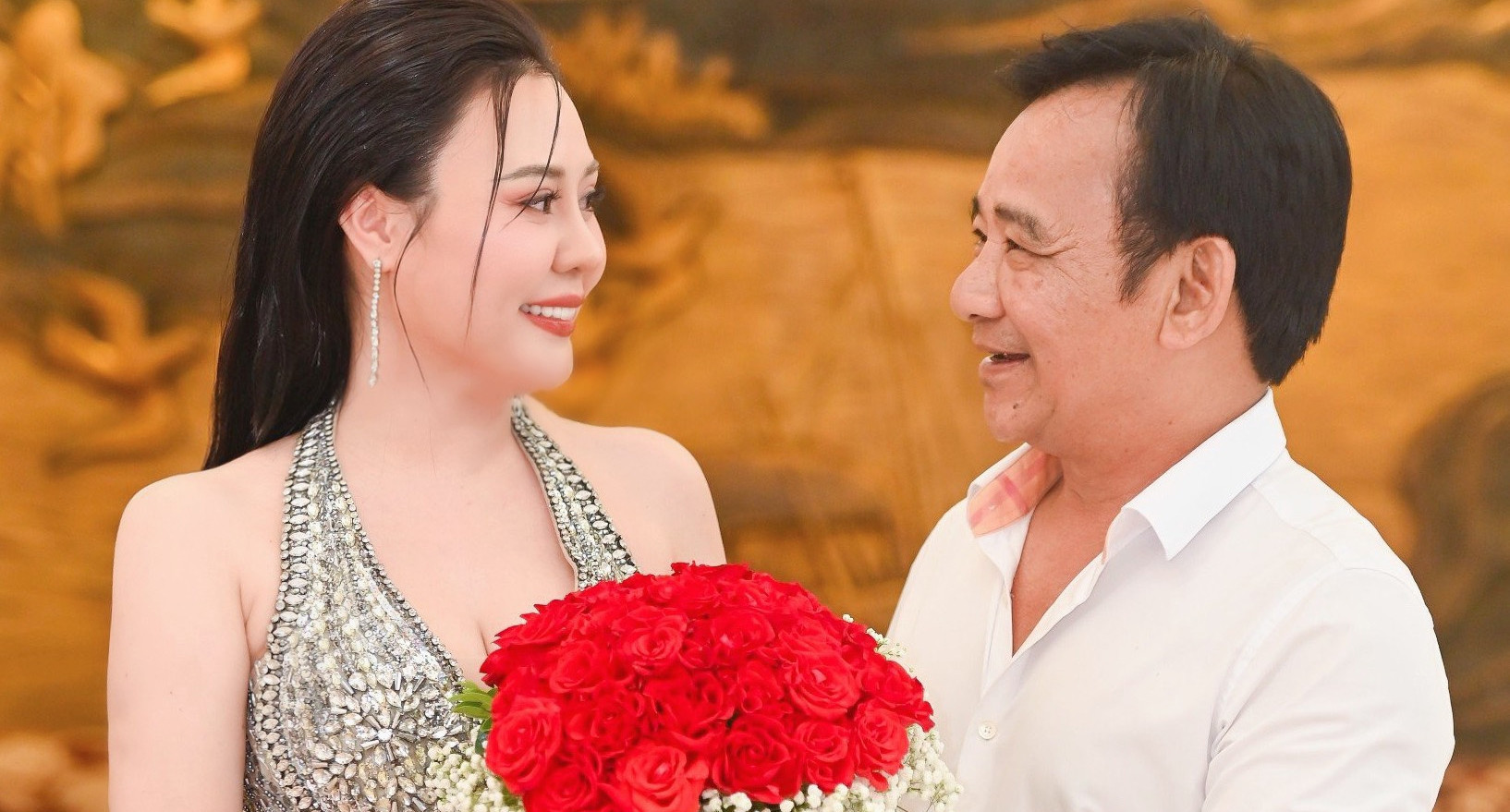 Miss Phan Kim Oanh is surprised by the romance of Meritorious Artist Quang Teo