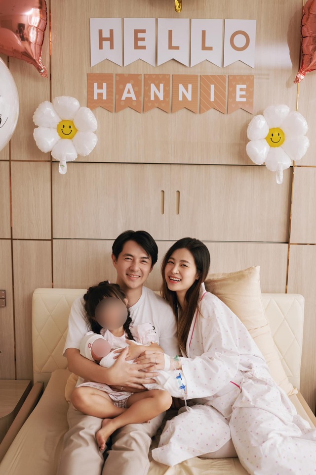 Dong Nhi and her husband welcome the birth of their second child. Photo: Facebook character