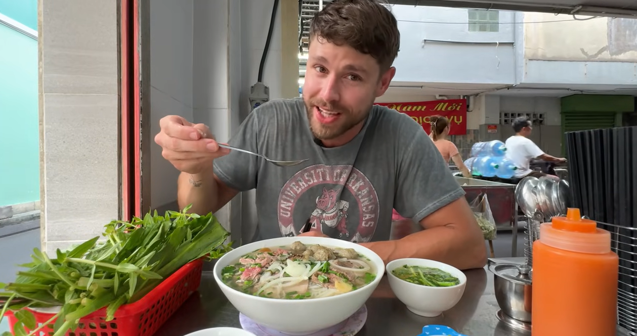 American tourists try 'giant' bowl of pho in HCMC, praise the broth as 'touching the soul'