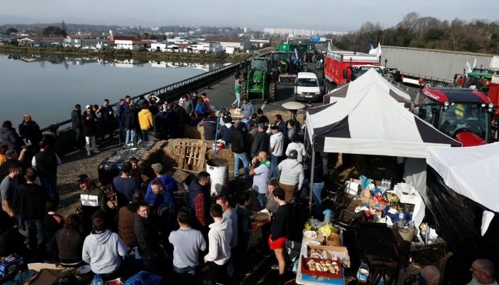 Nông dân Pháp tiếp tục biểu tình, dọa chặn đường phố ở Paris