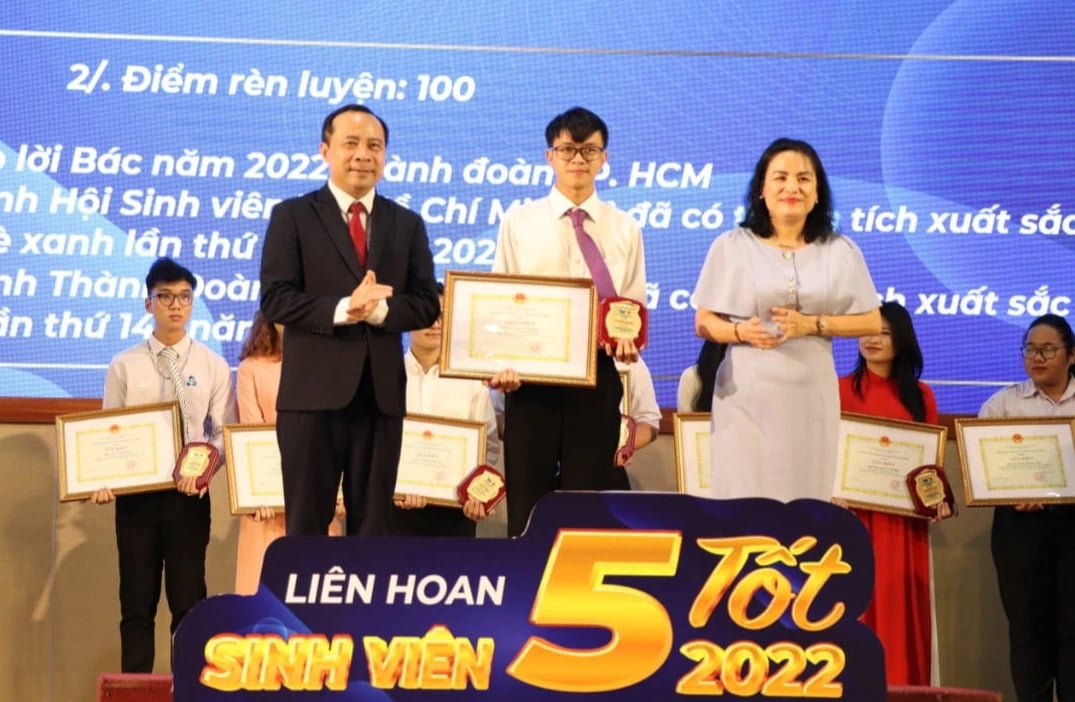 Nghị lực vươn lên của nam sinh ngành y khoa mồ côi cha mẹ - Ảnh 5.