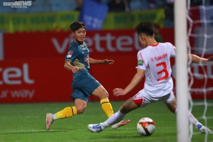 Quoc Viet becomes the second youngest striker to score in V.League 2023 - 1