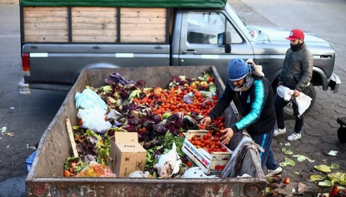 Рост цен на продукты питания в Аргентине вынуждает многих людей собирать мусор, чтобы заработать на жизнь