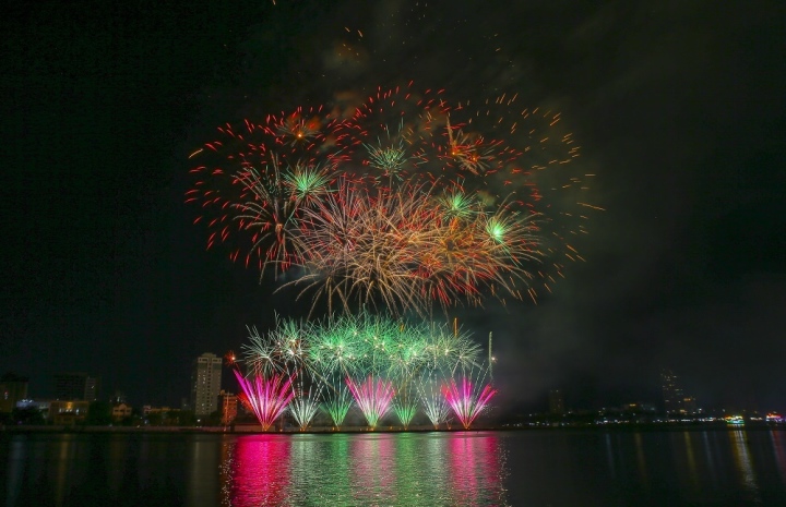 Cuando vengas a Da Nang, no puedes perderte el espectáculo de fuegos artificiales surrealistas de la noche del 10 al 2 de junio.