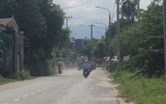 Trời nắng thì bụi bay mịt mù. Ảnh: XUÂN QUỲNH ảnh 5