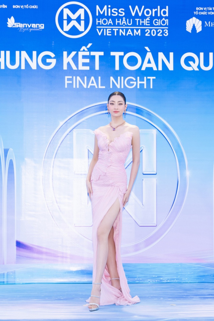 Reinas de belleza sensuales y finalistas en la alfombra azul de la finalista Miss Mundo Vietnam 2023