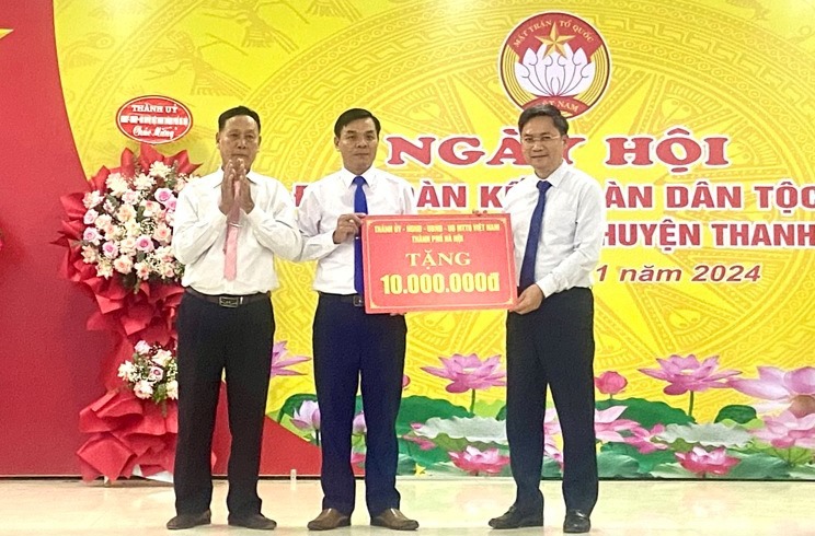 Le vice-président du Comité populaire de Hanoi, Ha Minh Hai, offre des cadeaux de la ville aux quartiers résidentiels.