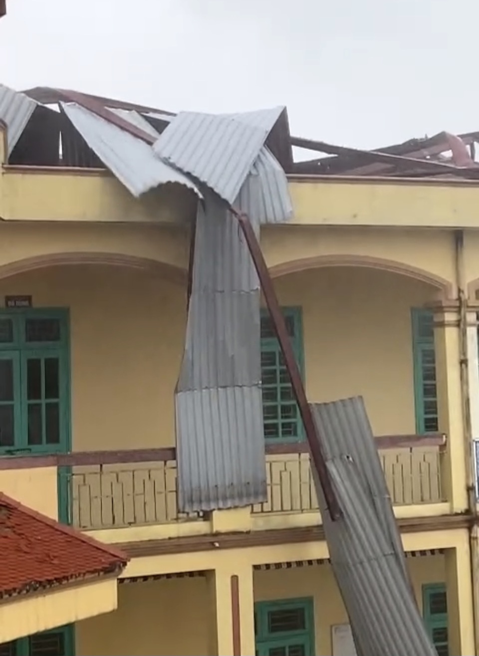 Le toit de l'école secondaire Tien Thang a été arraché. Photo : Vinh Quan