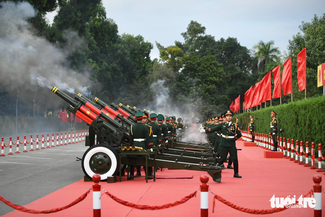 Lễ đón cấp nhà nước Tổng bí thư, Chủ tịch nước Trung Quốc Tập Cận Bình diễn ra tại Phủ Chủ tịch chiều 12-12 có nghi thức bắn 21 loạt đại bác chào mừng - Ảnh: VIỆT TRUNG