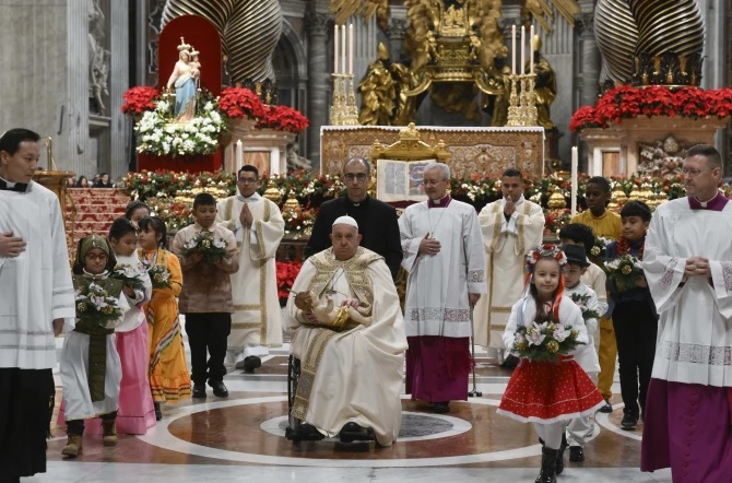 Pope Francis opens the first day of the new year with hope and calls for world improvement on Christmas Eve, picture 2