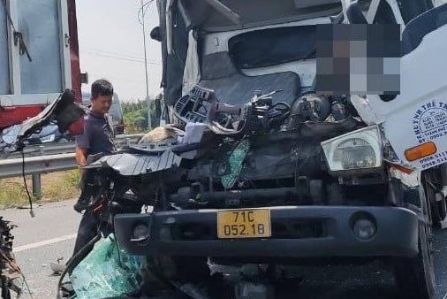 LKWs kollidieren auf der Autobahn Ho-Chi-Minh-Stadt-Long Thanh, Fahrer steckt in der Kabine fest