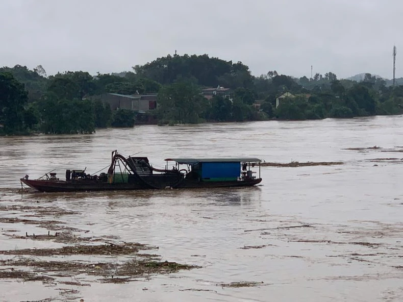 Die Überschwemmungen des Thao-Flusses überschreiten das historische Niveau, steigende Wasserstände des Roten Flusses wirken sich auf einige Gebiete in Hanoi aus, Foto 10