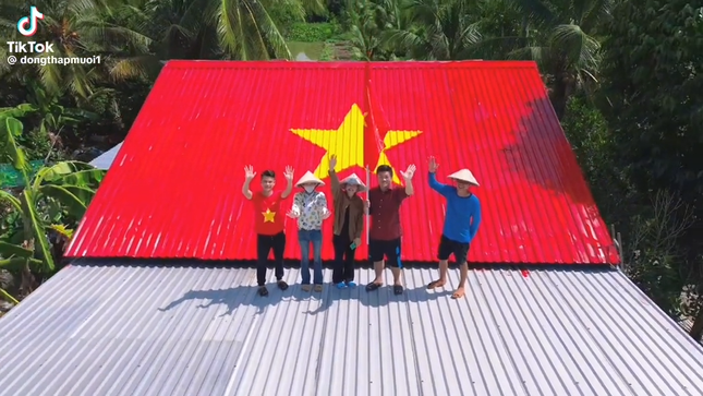 Gen Z spreads images of the national flag, some friends make a collage from blood donation certificates photo 2