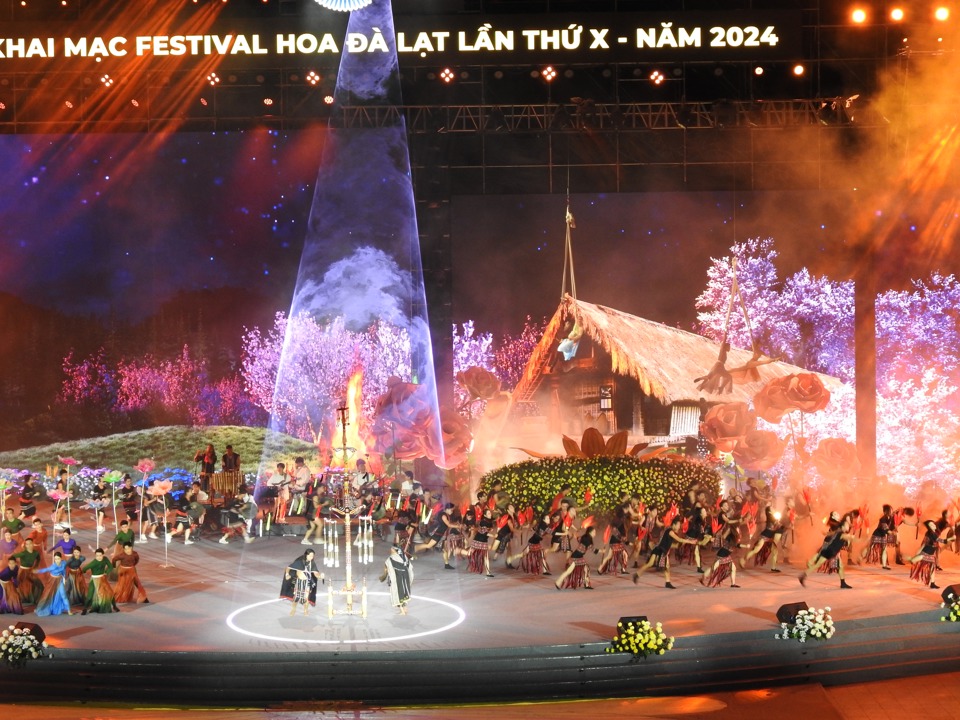 Opening of the 10th Da Lat Flower Festival - sparkling, unique and magnificent - Photo 3