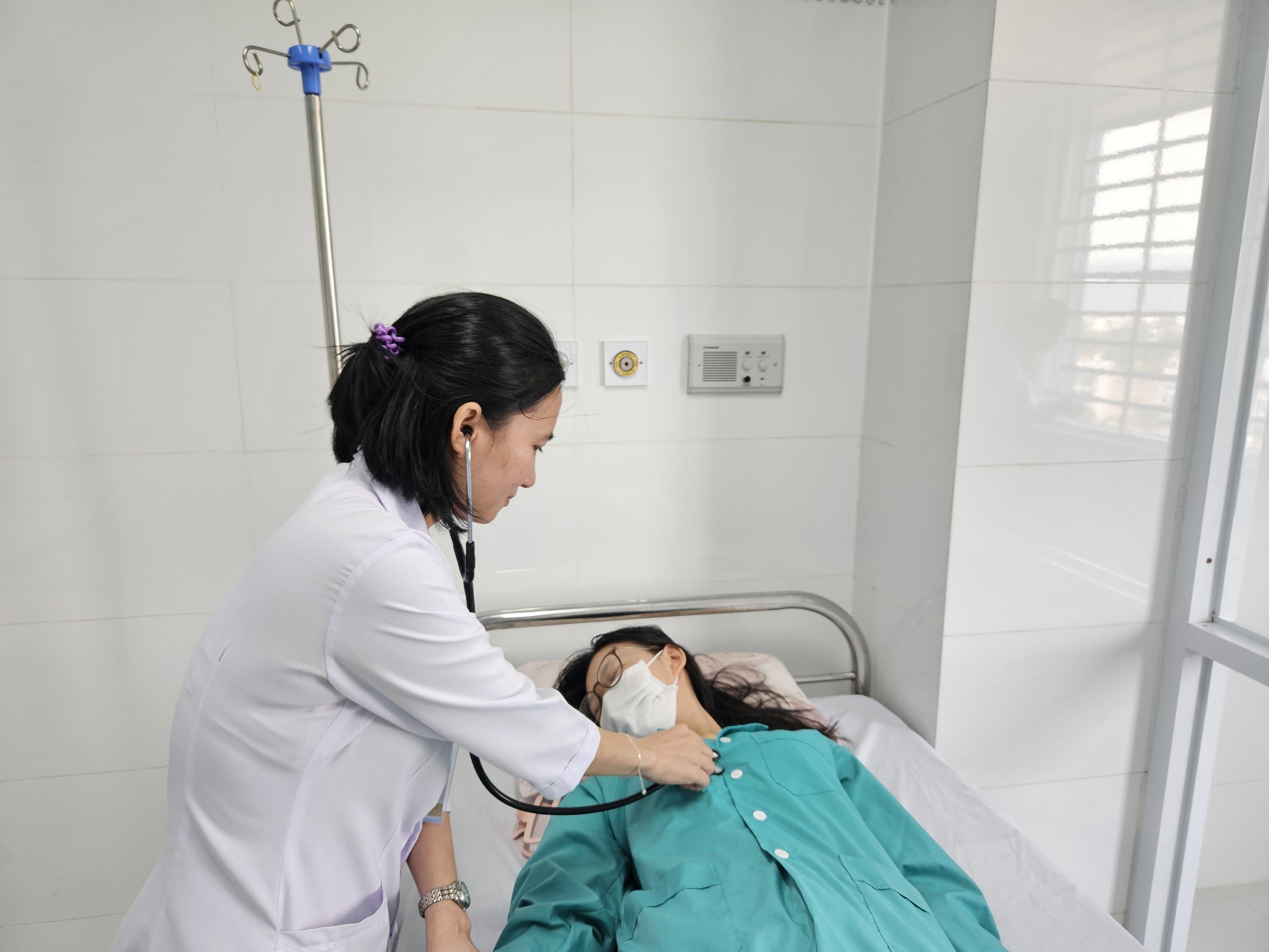 Một học sinh ngộ độc được điều trị trong bệnh viện