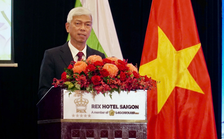 Vice Chairman of Ho Chi Minh City People's Committee Vo Van Hoan speaks at the Vietnam - Bulgaria Business Forum on November 27. (Photo: Xuan Mai)