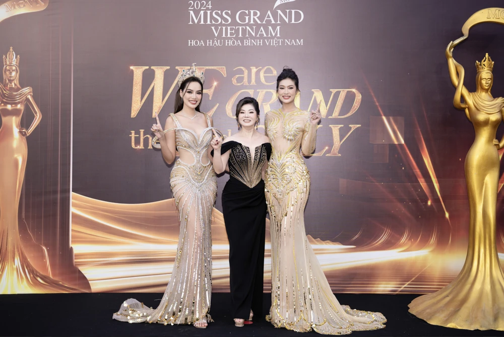 Miss Le Hoang Phuong und Miss Doan Thien An erschienen mit der Vizepräsidentin von Miss Grand International, Teresa Chaivisut (Mitte).