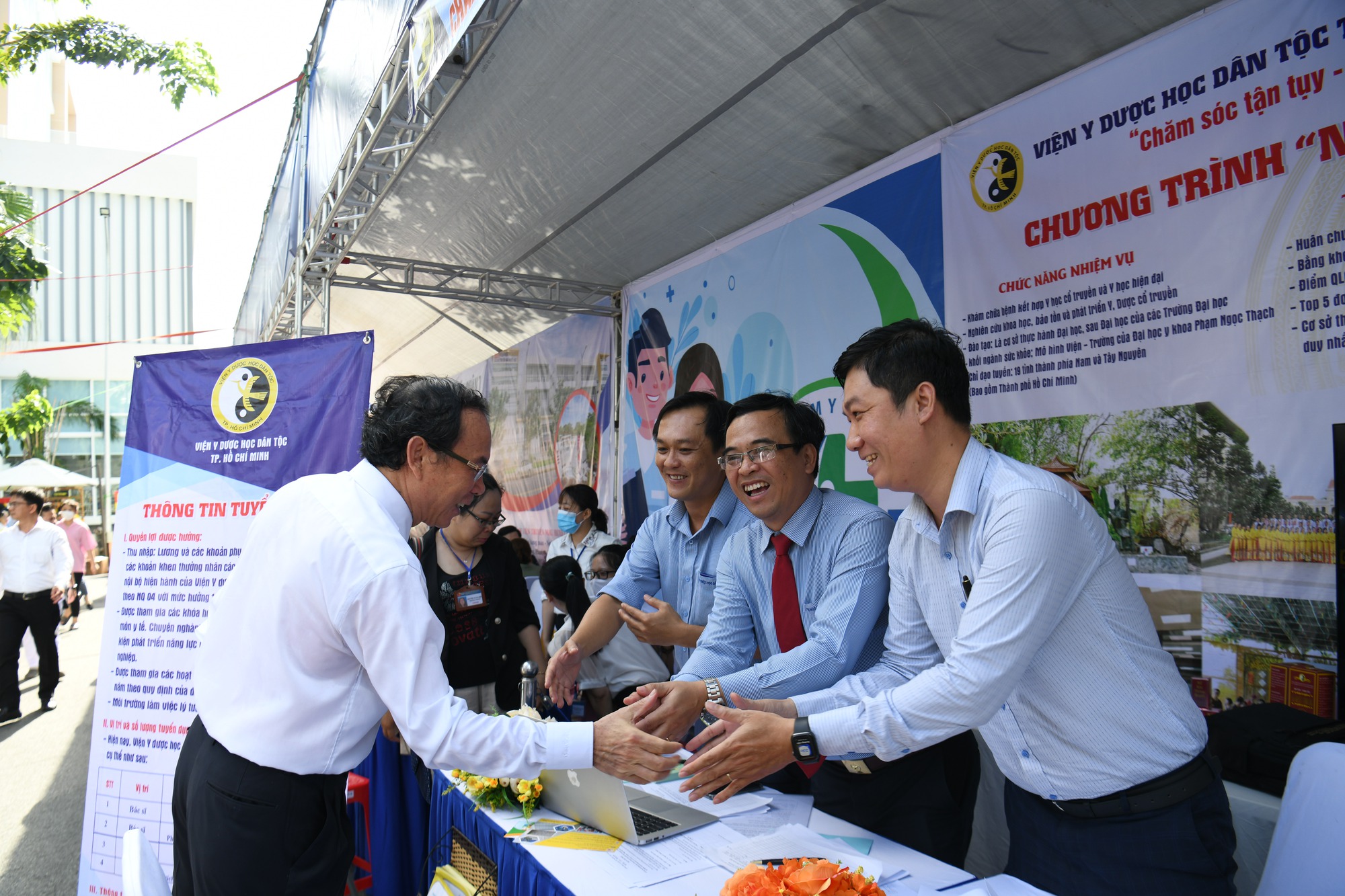 Lời nhắn nhủ của Bí thư Thành ủy TP HCM với các bác sĩ trẻ tại ngày hội việc làm - Ảnh 3.