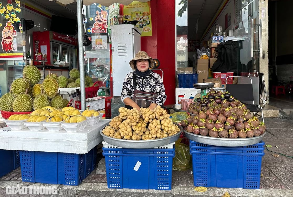 Người dân nói gì sau hơn 1 tháng TP.HCM cho thuê vỉa hè?- Ảnh 1.