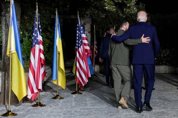 Les États-Unis réitèrent leur engagement à soutenir l'Ukraine face à la Russie, Moscou pose des conditions aux négociations de sécurité avec Washington