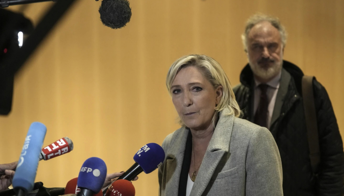 La líder de extrema derecha francesa Le Pen niega las acusaciones de malversación de fondos de la UE