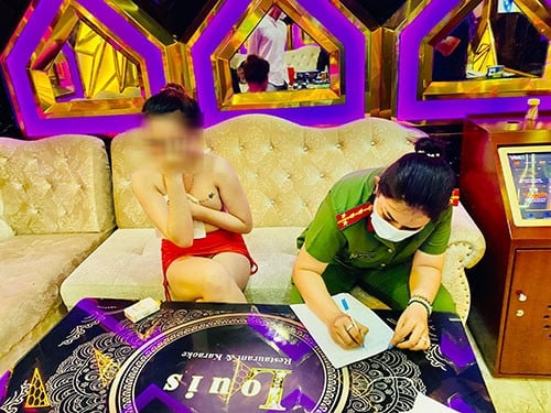 Una camarera desnuda atiende a los invitados del karaoke en Binh Duong