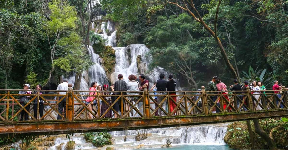 Les touristes visitent les chutes de Kuangsi à Luang Prabang. Photo : Laotian Times