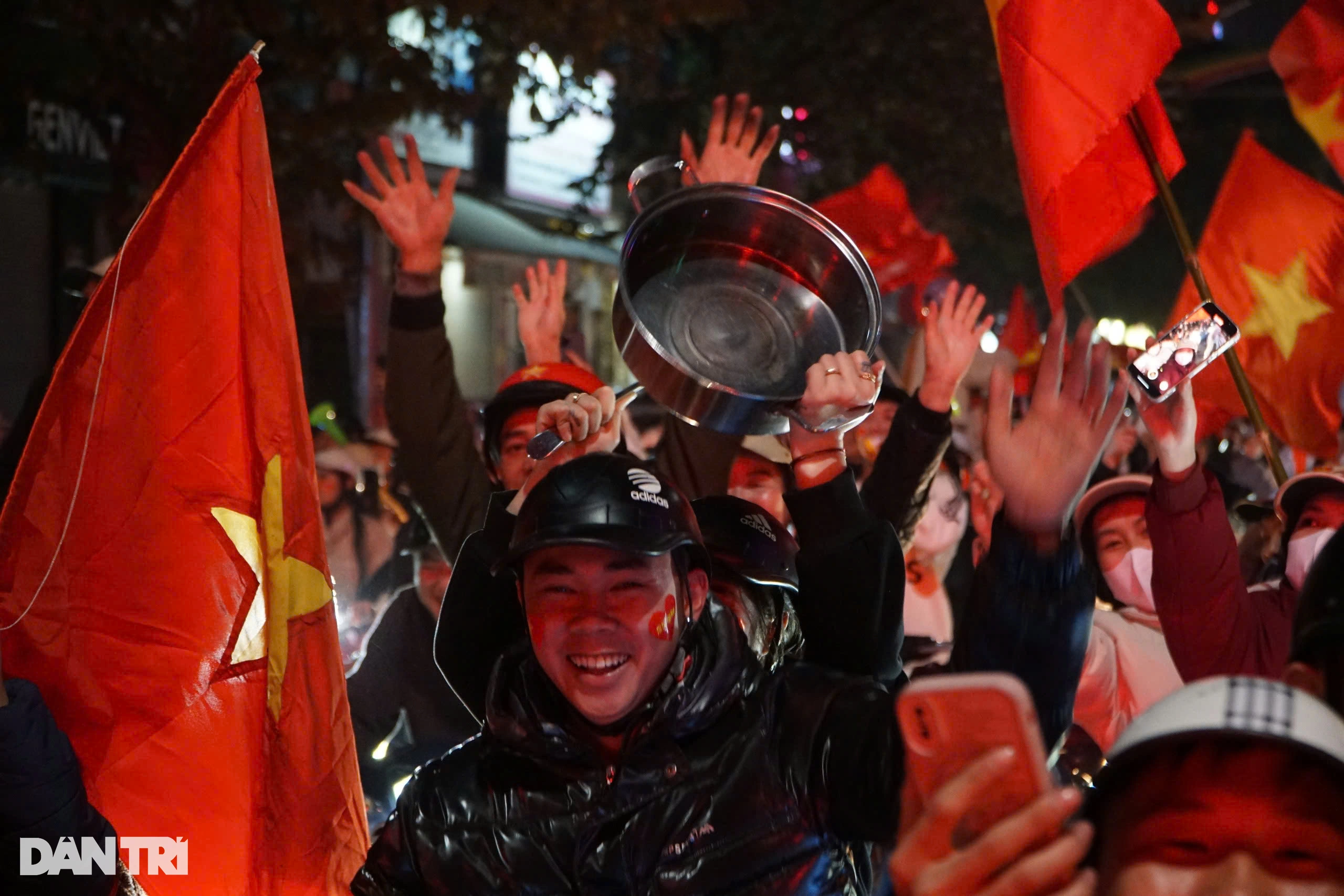 La gente de todo el país salió a las calles para celebrar la victoria de Vietnam en el campeonato.