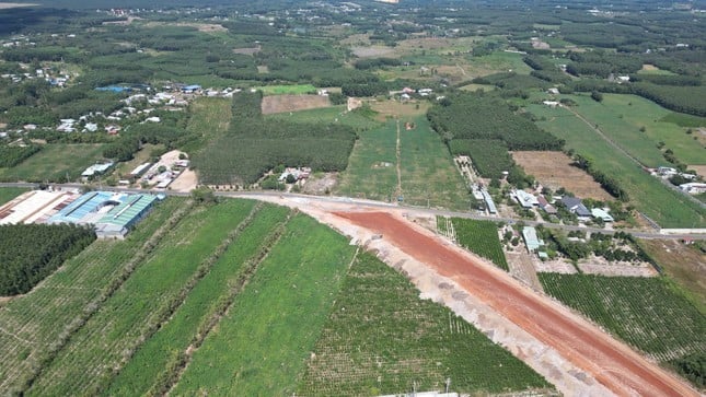 Kontrastreiche Szenen beim Bau der Schnellstraße Bien Hoa – Vung Tau, Foto 2