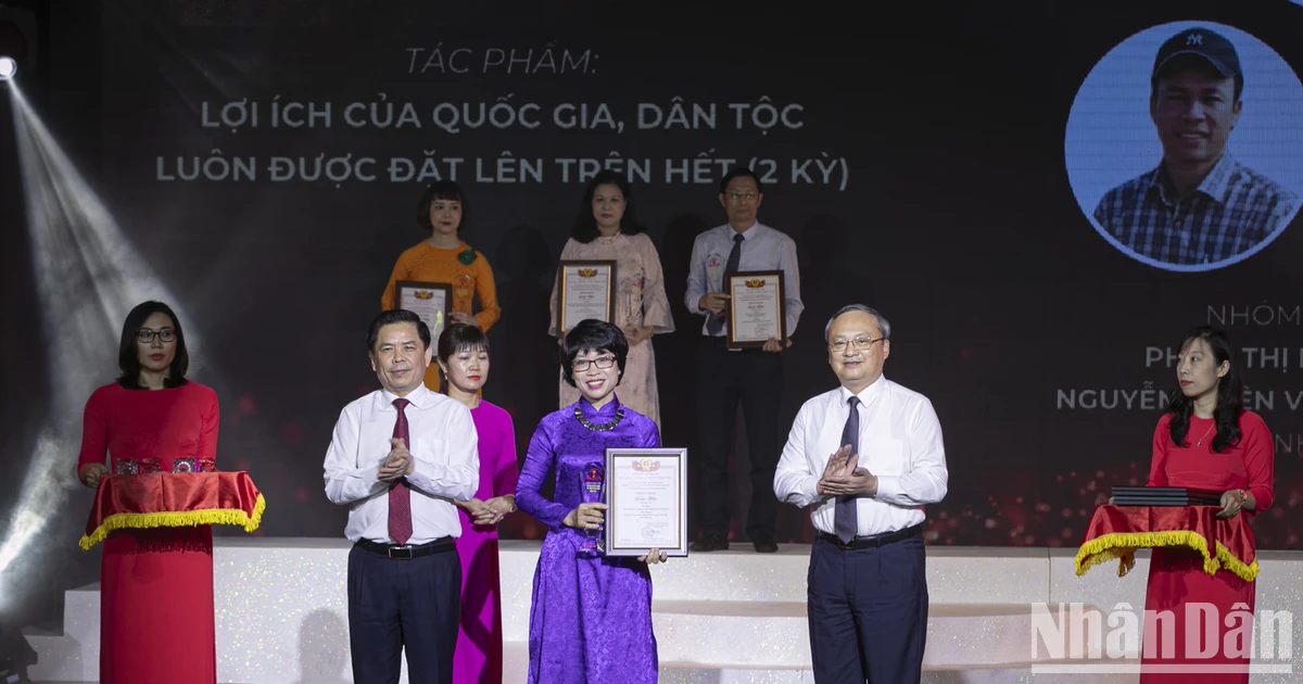 [Ảnh] Trao giải Cuộc thi chính luận về bảo vệ nền tảng tư tưởng của Đảng trong Đảng bộ Khối các cơ quan Trung ương