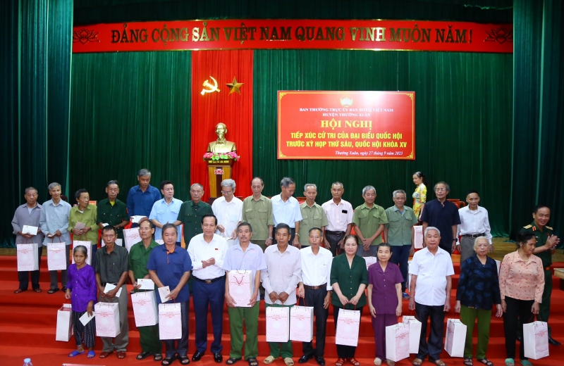 El Ministro Dao Ngoc Dung entregó regalos a familias de personas meritorias y hogares pobres en el distrito de Thuong Xuan.