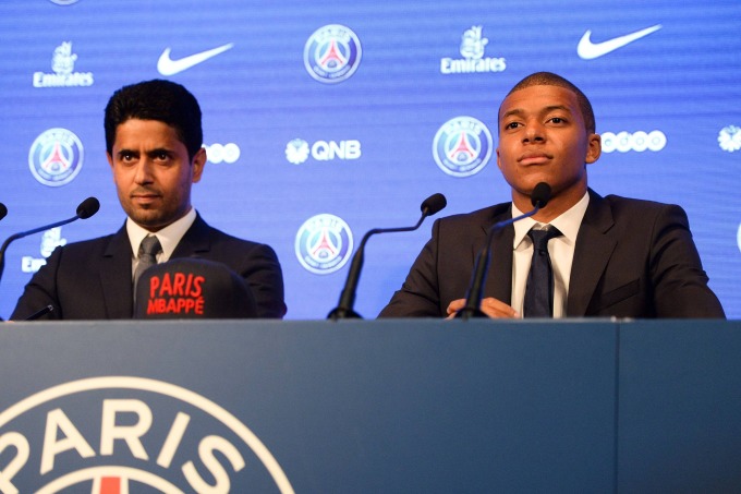 Al-Khelafi und Mbappe bei einer Pressekonferenz zur Bekanntgabe eines neuen Vertrags zwischen den beiden Mannschaften im Jahr 2022. Foto: AFP