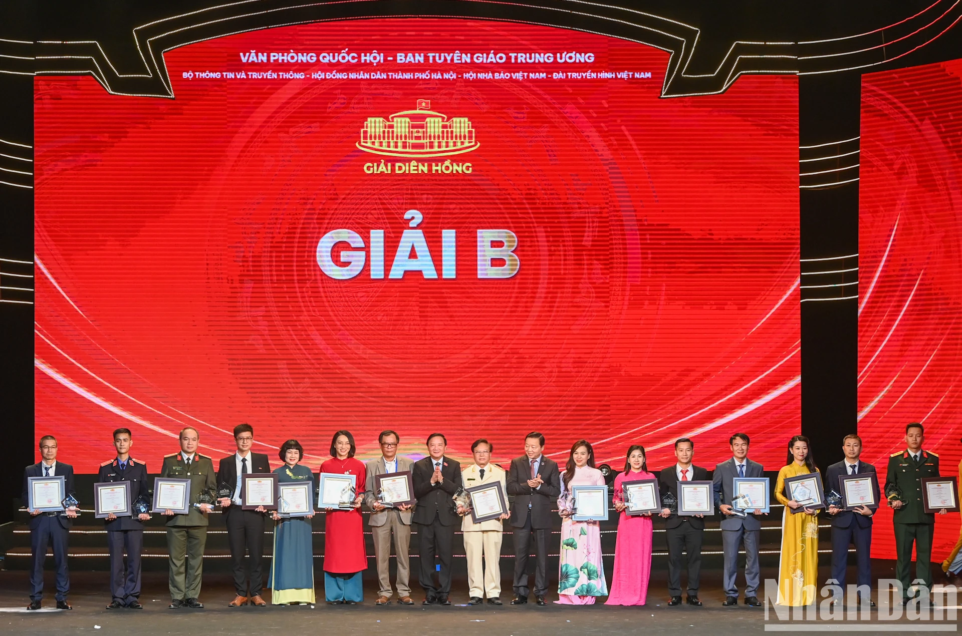 [Foto] El presidente de la Asamblea Nacional, Tran Thanh Man, asiste a la tercera ceremonia de entrega de premios Dien Hong. Foto 9