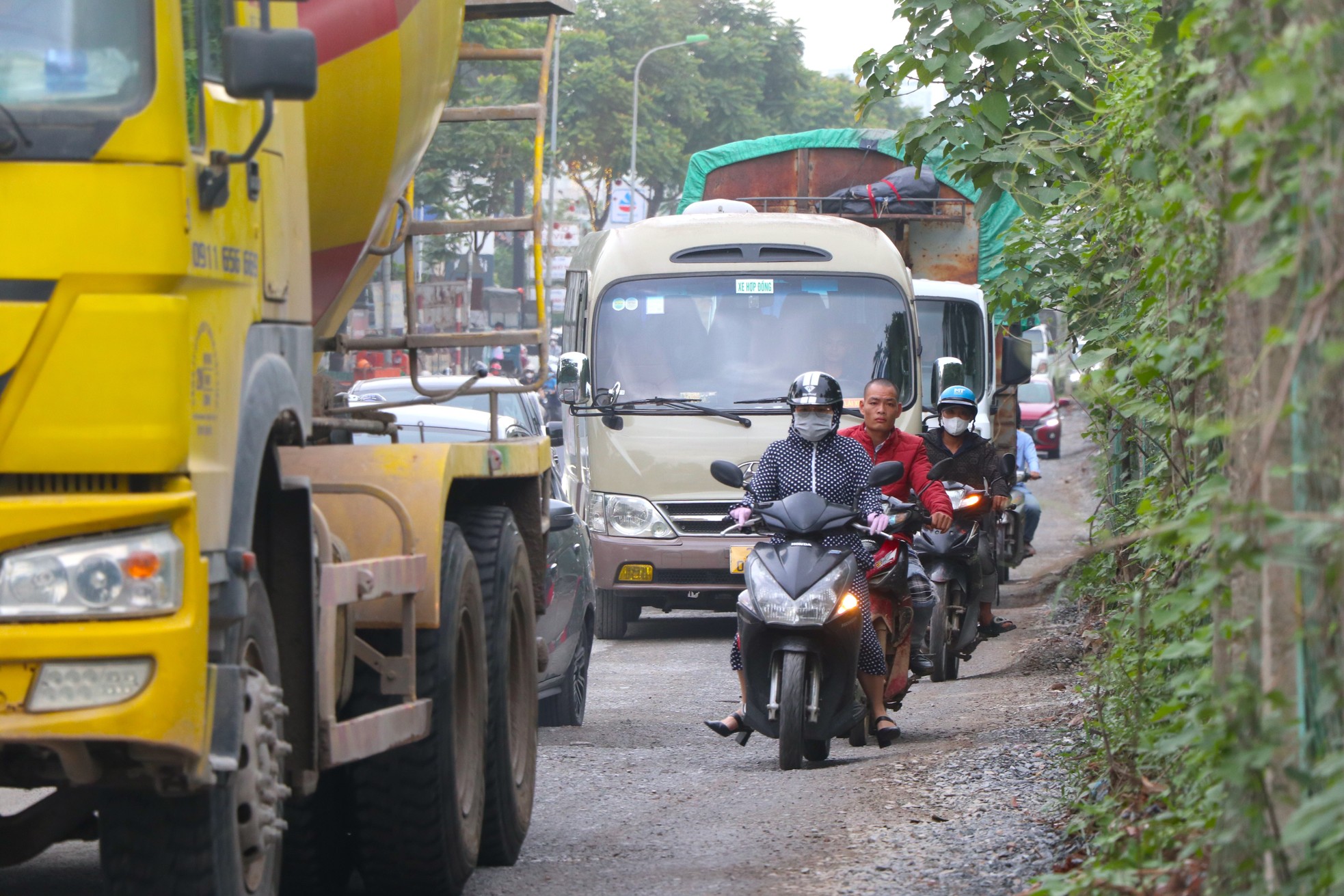 Construction bunkers cause insecurity and traffic jams on Thang Long Avenue photo 9