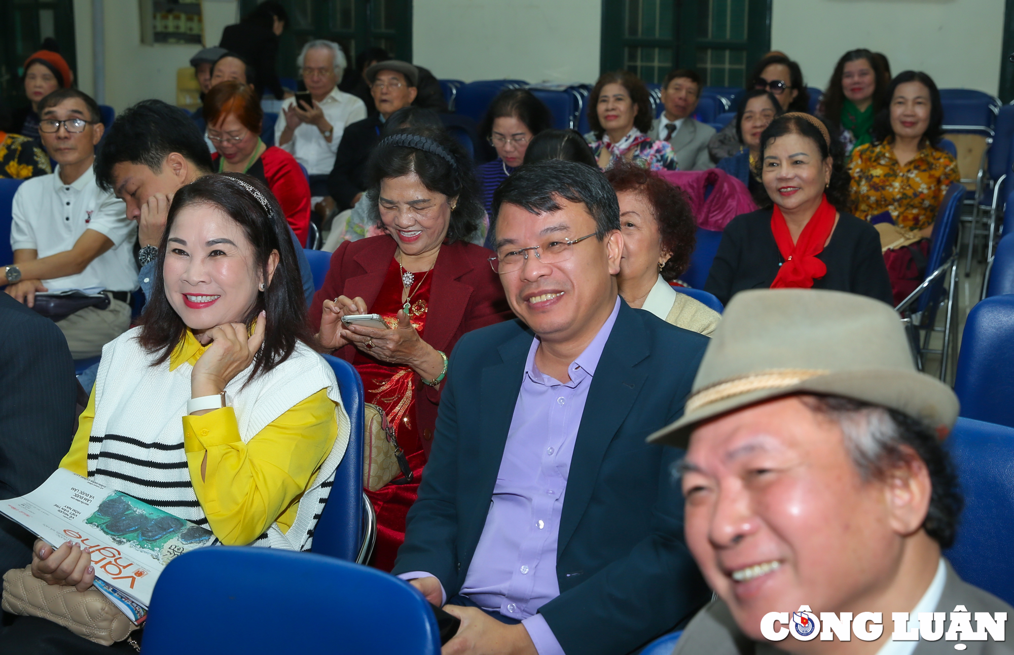 Launch of a collection of short stories and memoirs by journalist and writer Nguyen Thi Van Anh, image 9