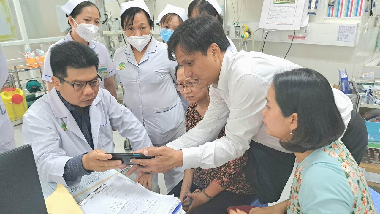 Vụ ngã cây xanh trước cổng trường: Sức khỏe các nạn nhân ra sao? - Ảnh 1.