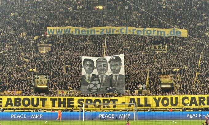 Die Fans von Dortmund protestieren mit Transparenten gegen das neue Format der Champions League und verspotten die Besitzer von Newcastle, weil sie sich nur ums Geld kümmern und den Fußball ignorieren. Foto: ESPN